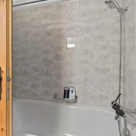 Stilvolle 2.5 Naehe Skigebiet アパート サヴォニン